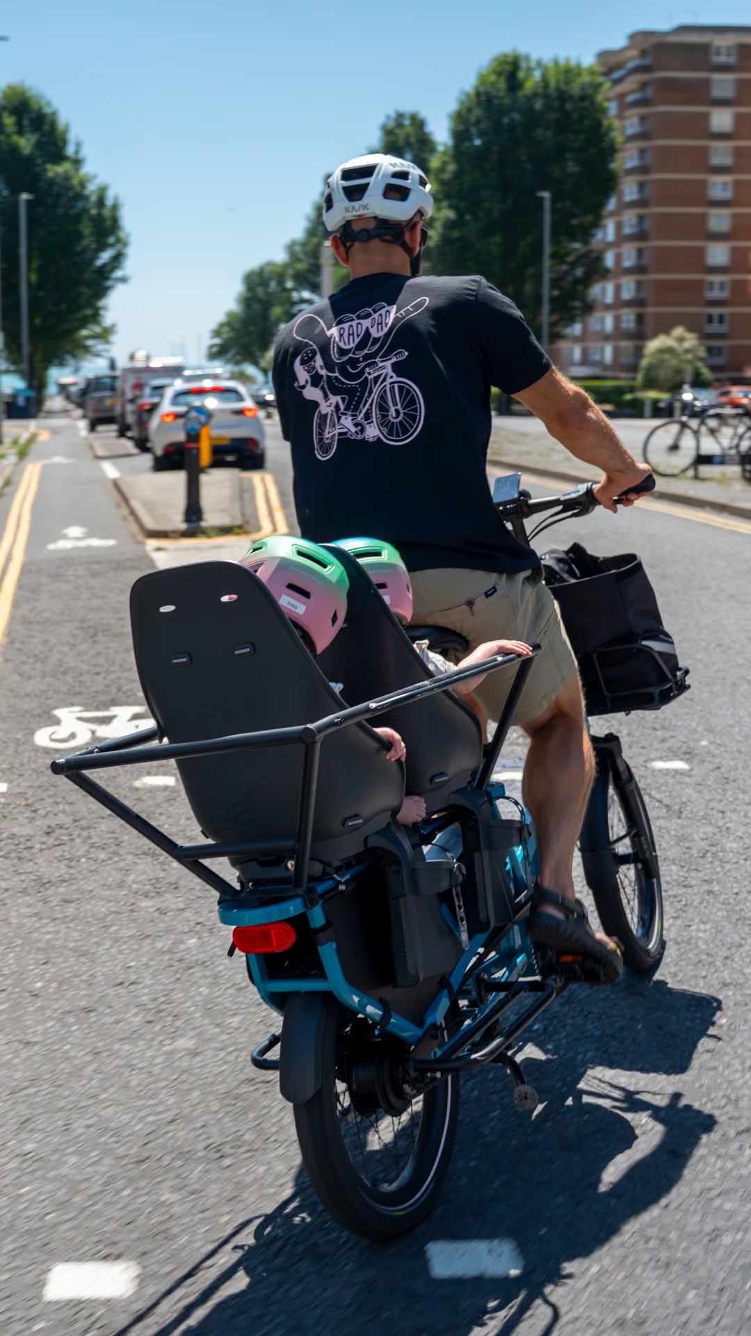 Brighton_twins_on_estarli_e-cargo_mobile.avif