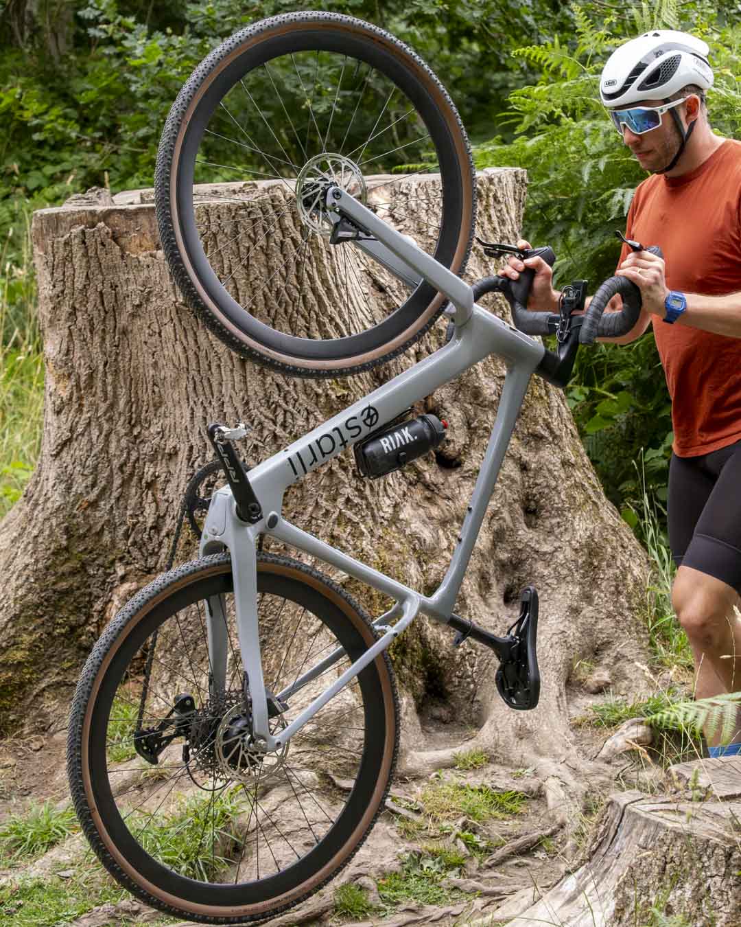 Estarli_G700_e-gravel_being_wheeled.jpg