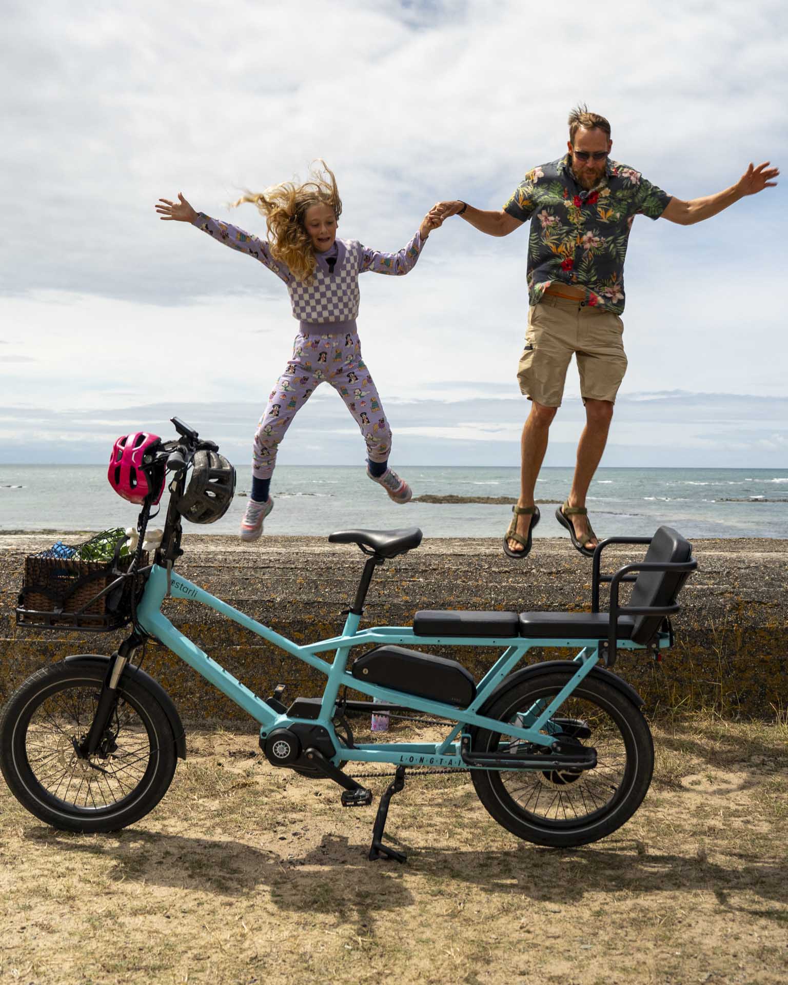 Family_jumping_over_the_estarli_e-cargo.jpg
