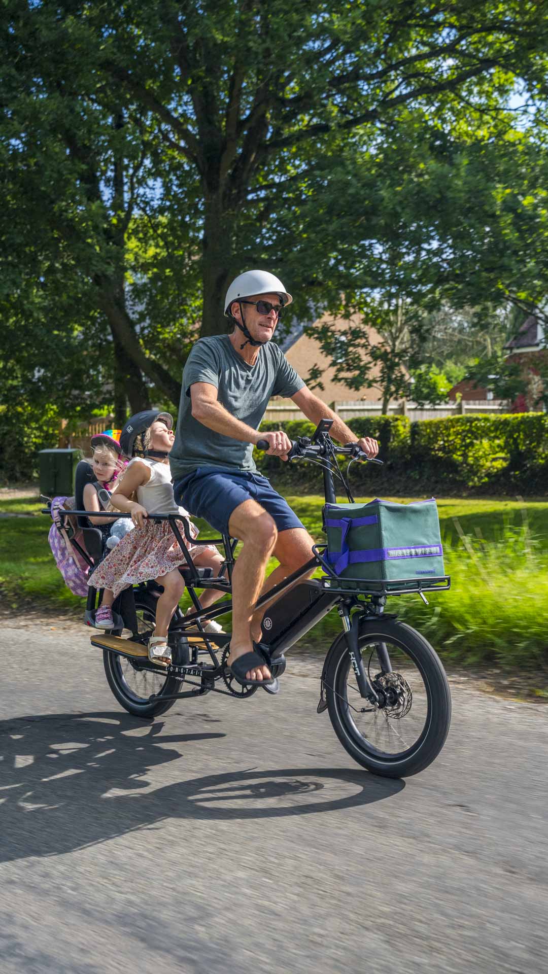 The estarli eCargo Longtail. A lightweight and premium eCargo bike featuring a Carbon Gates belt drive, an Enviolo CVT hub, a Bafang mid drive motor and with a load capacity of 210kg.